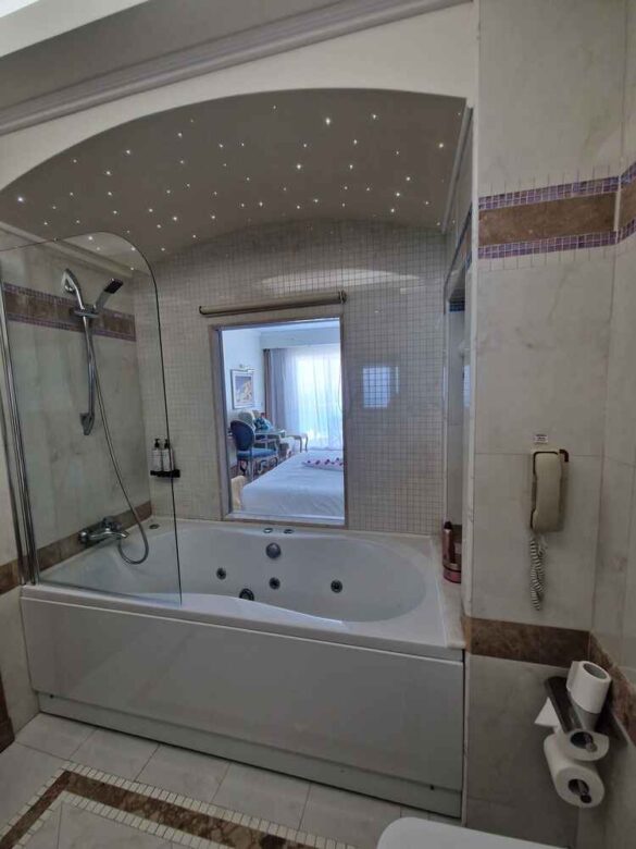 Relaxing bathtub with ocean views from the bathroom in our Atrium Prestige room.